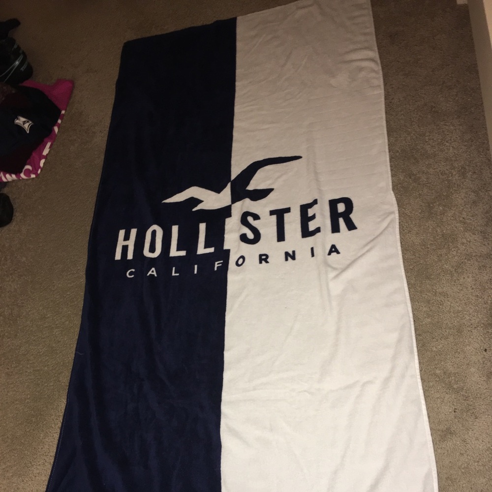 BRAND NEW: HOLLISTER TOWEL